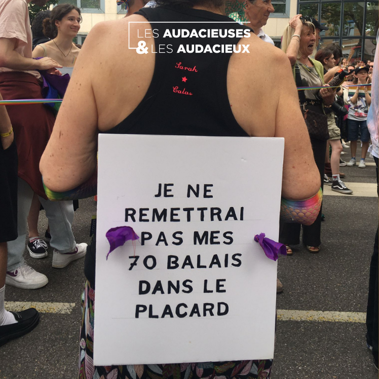 Photo d'une pancarte portée par une Audacieuses lors de la pride de Lyon en 2024 avec le texte : Je ne remettrai pas mes 70 balais dans le placard