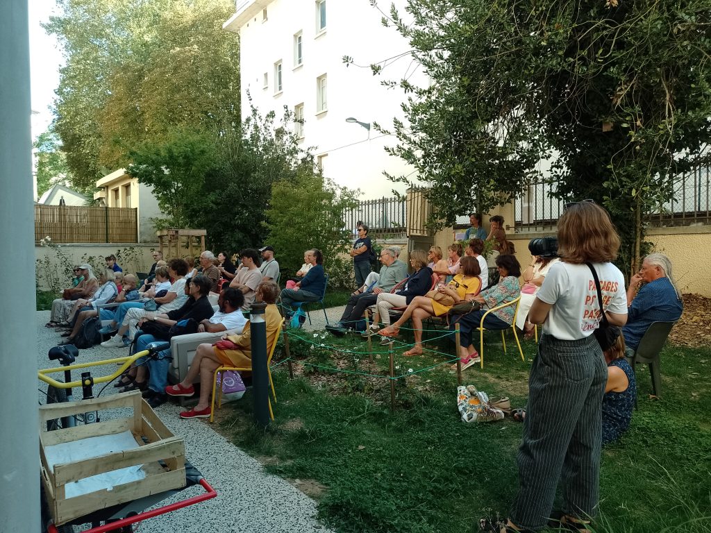 Jardin de la Maison de la diversité, lecture théâtrale : vue du public installé sur des chaises